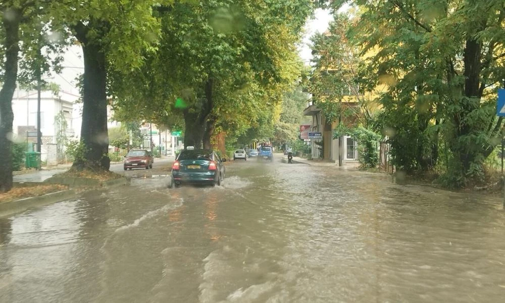Ξαφνικό μπουρίνι στα Ιωάννινα: Οι δρόμοι μετατράπηκαν σε ποτάμια
